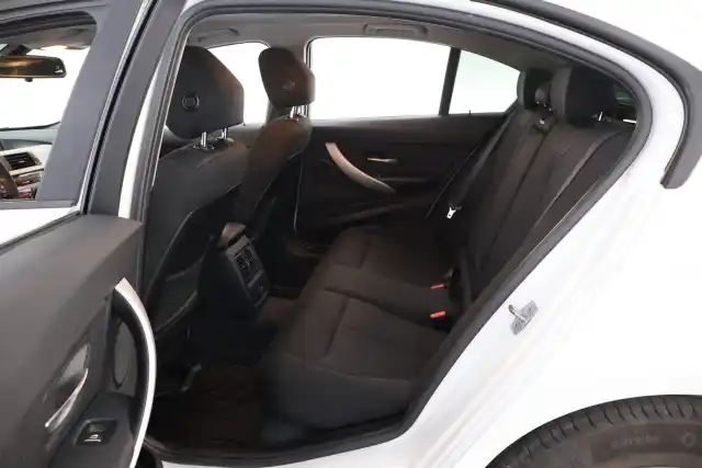 Valkoinen Sedan, BMW 318 – INM-379