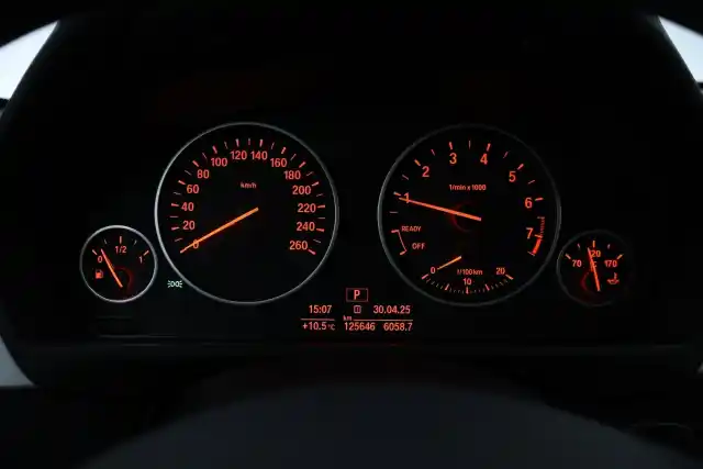Valkoinen Sedan, BMW 318 – INM-379
