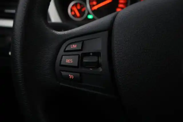 Valkoinen Sedan, BMW 318 – INM-379