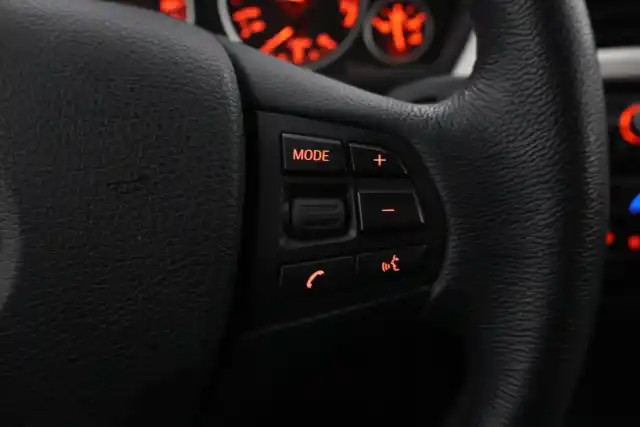 Valkoinen Sedan, BMW 318 – INM-379