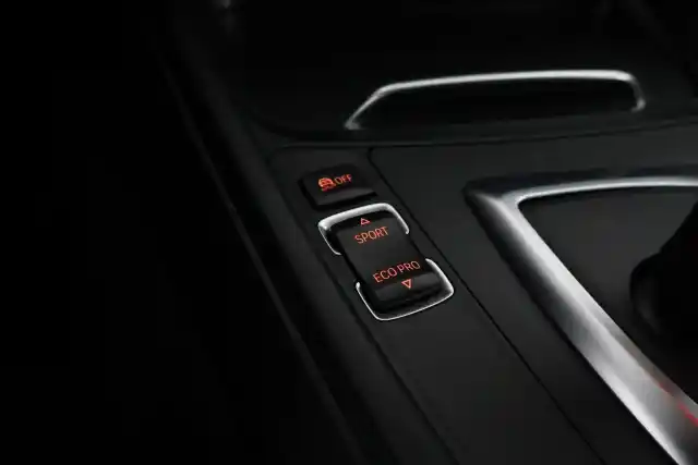 Valkoinen Sedan, BMW 318 – INM-379
