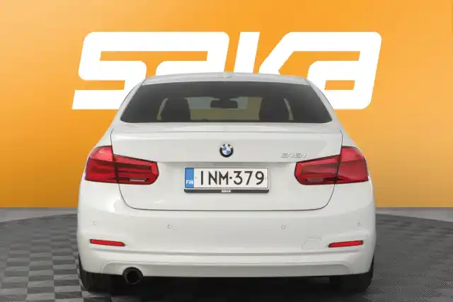 Valkoinen Sedan, BMW 318 – INM-379