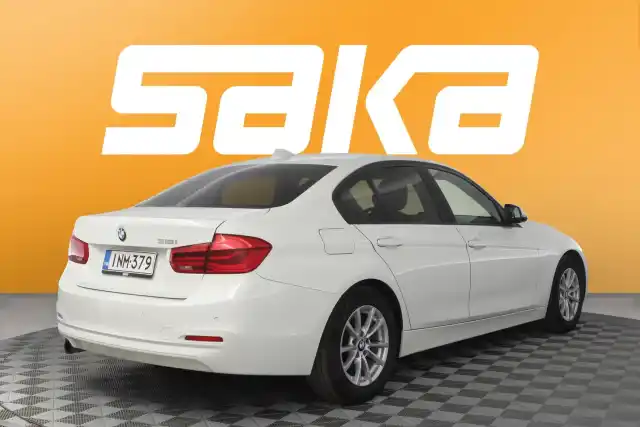 Valkoinen Sedan, BMW 318 – INM-379