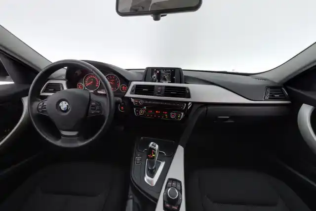 Valkoinen Sedan, BMW 318 – INM-379