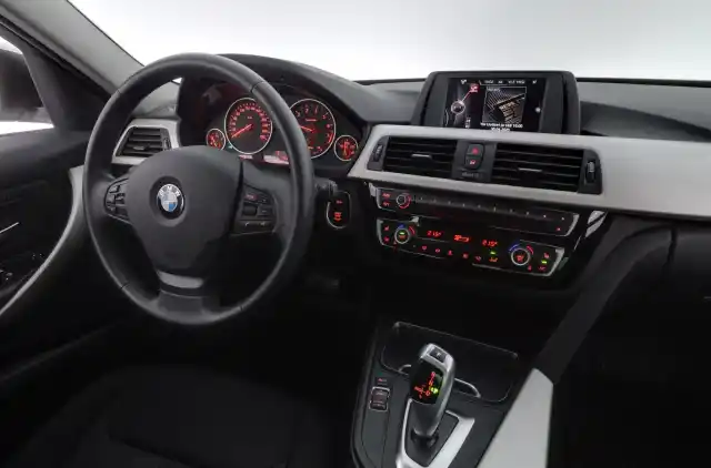 Valkoinen Sedan, BMW 318 – INM-379