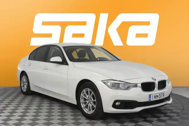 Valkoinen Sedan, BMW 318 – INM-379