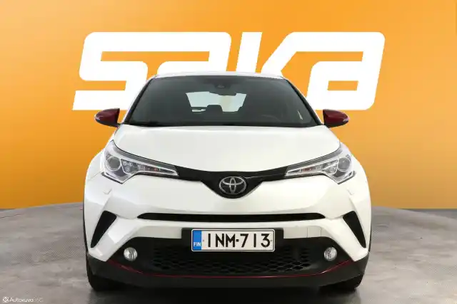 Valkoinen Maastoauto, Toyota C-HR – INM-713