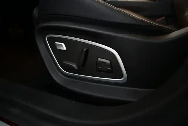 Punainen Sedan, Renault Talisman – INN-642