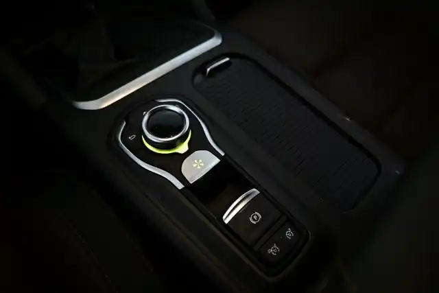 Punainen Sedan, Renault Talisman – INN-642