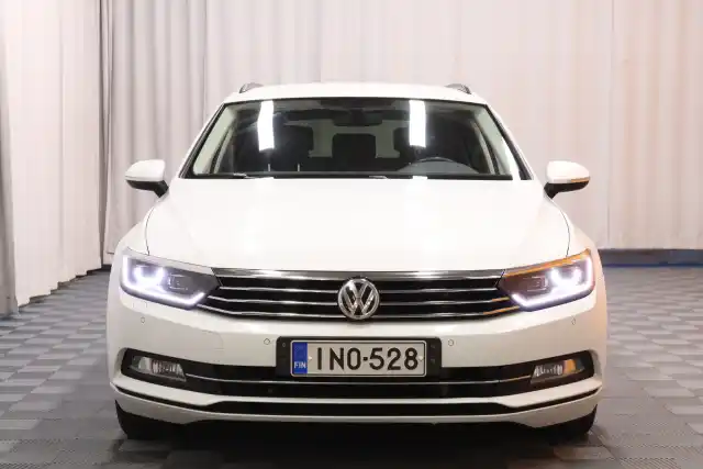 Valkoinen Farmari, Volkswagen Passat – INO-528