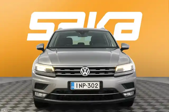 Harmaa Maastoauto, Volkswagen Tiguan – INP-302