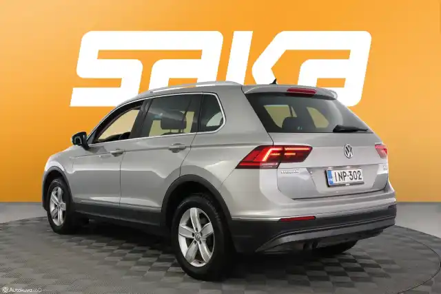 Harmaa Maastoauto, Volkswagen Tiguan – INP-302