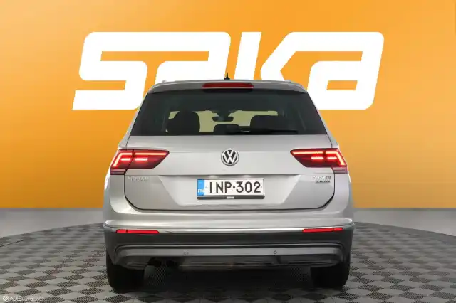 Harmaa Maastoauto, Volkswagen Tiguan – INP-302