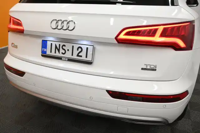 Valkoinen Maastoauto, Audi Q5 – INS-121
