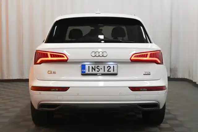 Valkoinen Maastoauto, Audi Q5 – INS-121