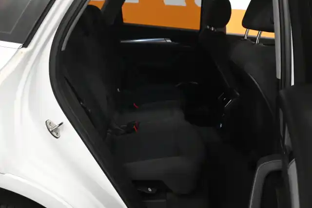 Valkoinen Maastoauto, Audi Q5 – INS-121