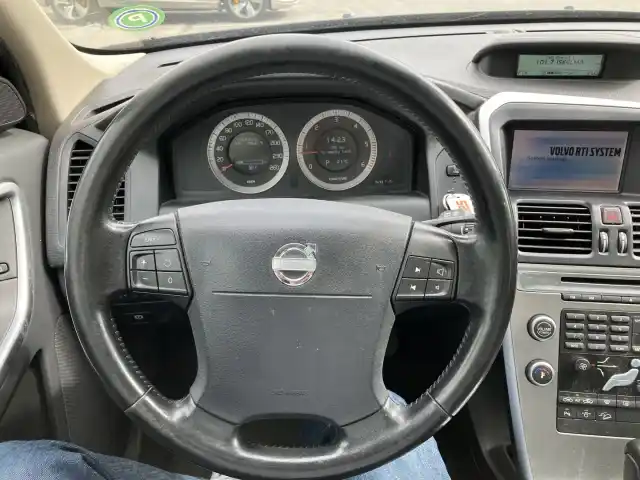Musta Maastoauto, Volvo XC60 – INS-893