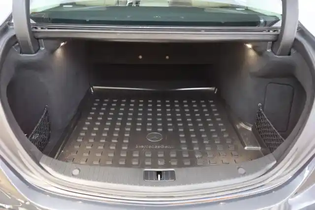 Sininen Sedan, Mercedes-Benz S – INT-464