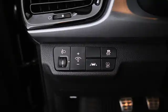 Musta Viistoperä, Kia Rio – INU-315