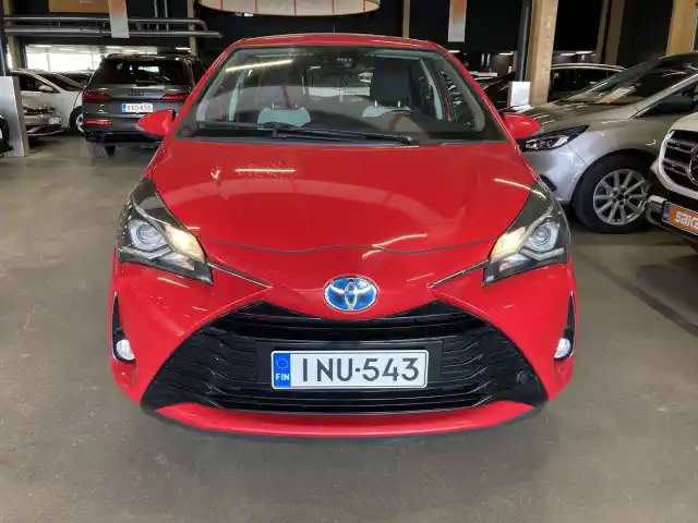 Punainen Viistoperä, Toyota Yaris – INU-543