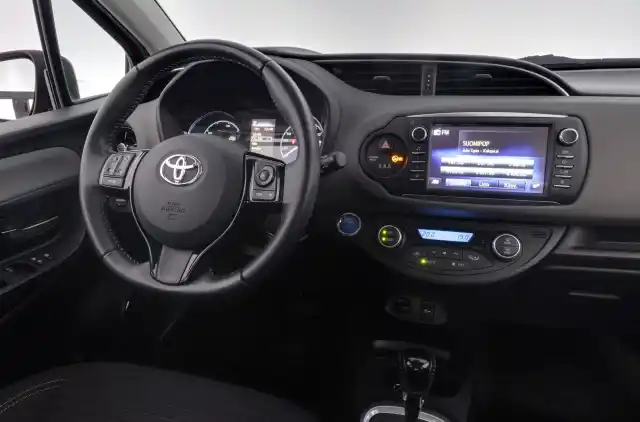 Punainen Viistoperä, Toyota Yaris – INU-543