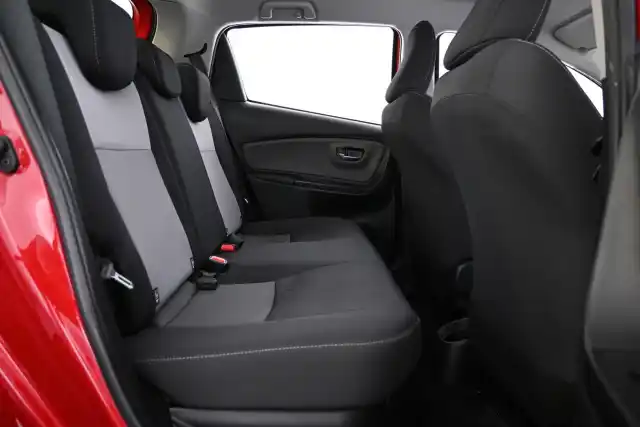 Punainen Viistoperä, Toyota Yaris – INU-543