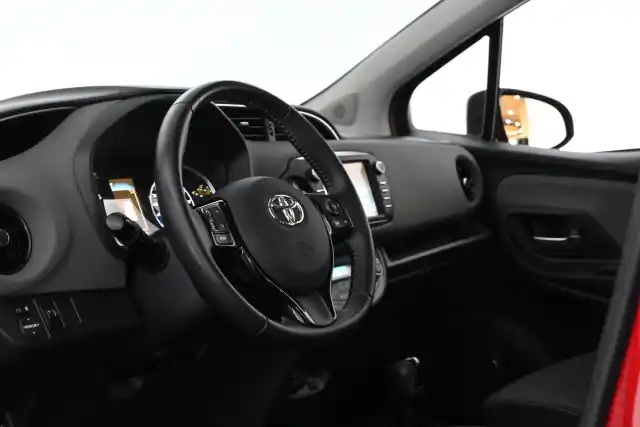 Punainen Viistoperä, Toyota Yaris – INU-543