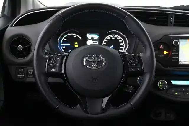 Punainen Viistoperä, Toyota Yaris – INU-543