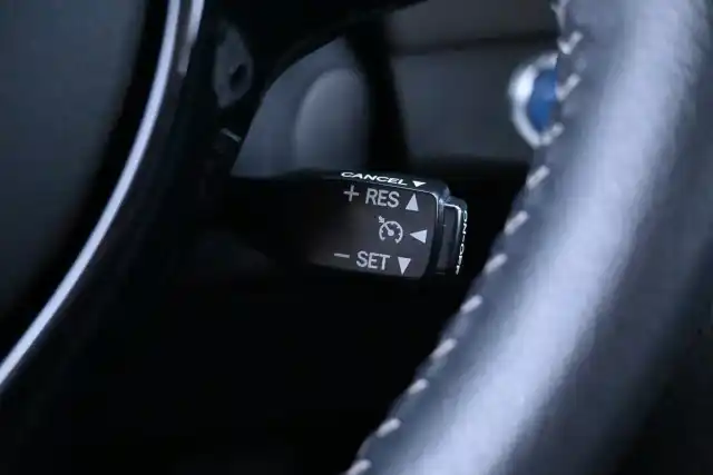 Punainen Viistoperä, Toyota Yaris – INU-543