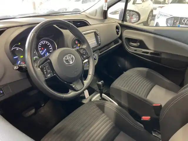 Punainen Viistoperä, Toyota Yaris – INU-543