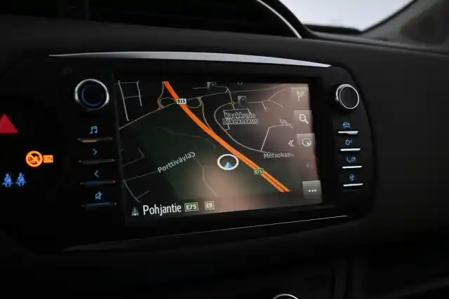 Punainen Viistoperä, Toyota Yaris – INU-543