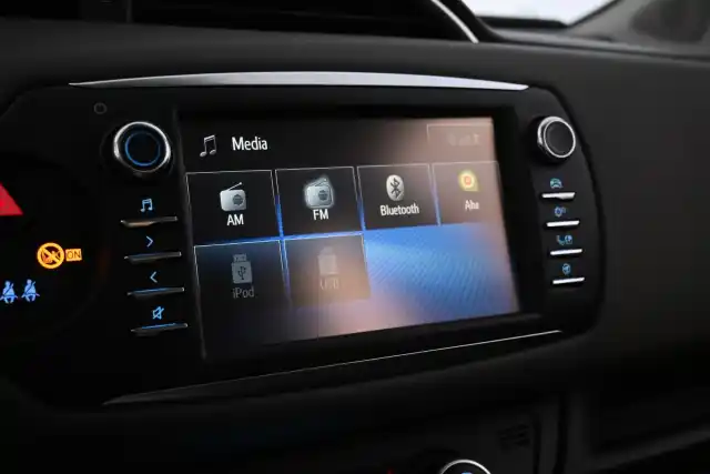 Punainen Viistoperä, Toyota Yaris – INU-543