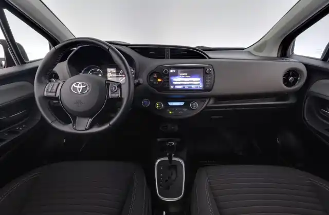 Punainen Viistoperä, Toyota Yaris – INU-543