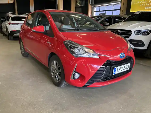 Punainen Viistoperä, Toyota Yaris – INU-543