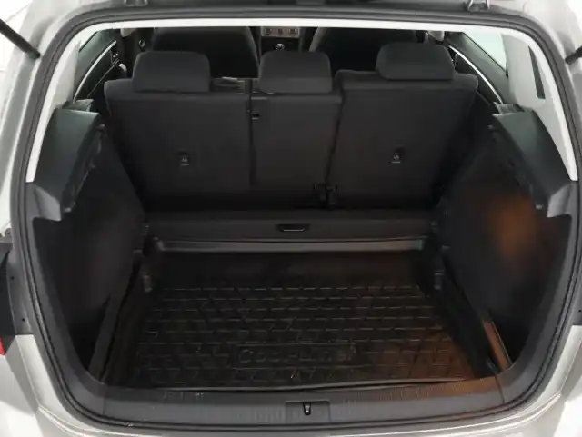 Harmaa Tila-auto, Volkswagen Golf Sportsvan – INU-806