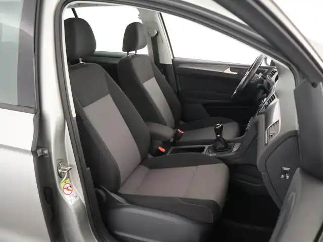 Harmaa Tila-auto, Volkswagen Golf Sportsvan – INU-806