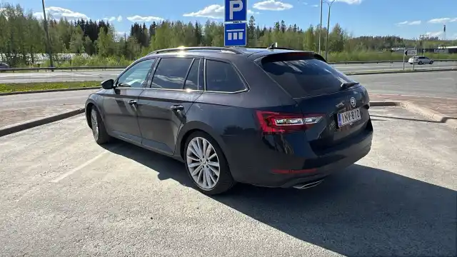 Musta Farmari, Skoda Superb – INV-810