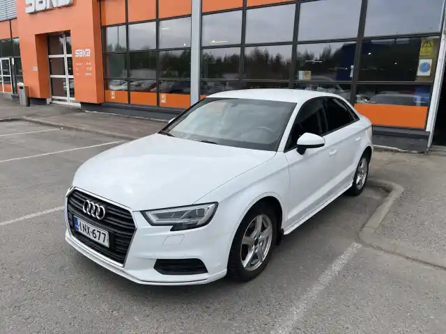 Valkoinen Sedan, Audi A3 – INX-677