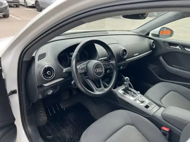 Valkoinen Sedan, Audi A3 – INX-677