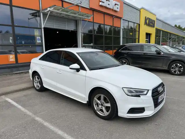 Valkoinen Sedan, Audi A3 – INX-677