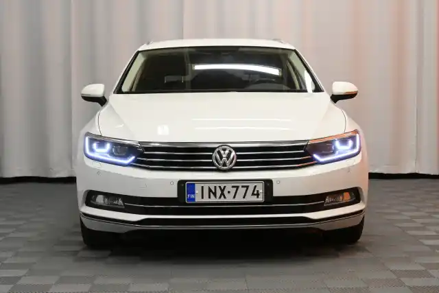 Valkoinen Farmari, Volkswagen Passat – INX-774