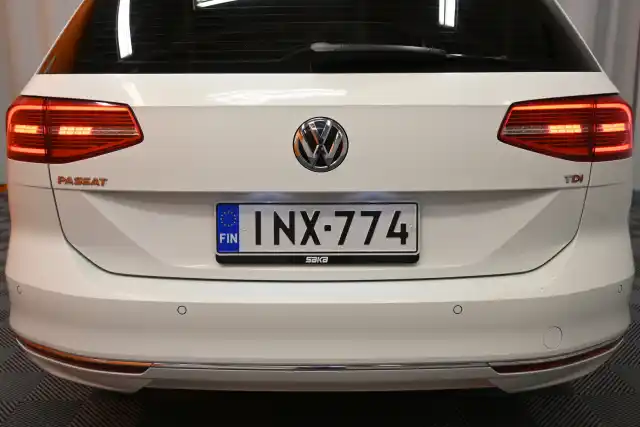 Valkoinen Farmari, Volkswagen Passat – INX-774