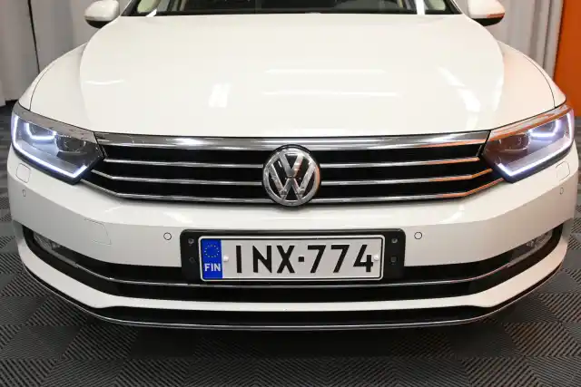 Valkoinen Farmari, Volkswagen Passat – INX-774