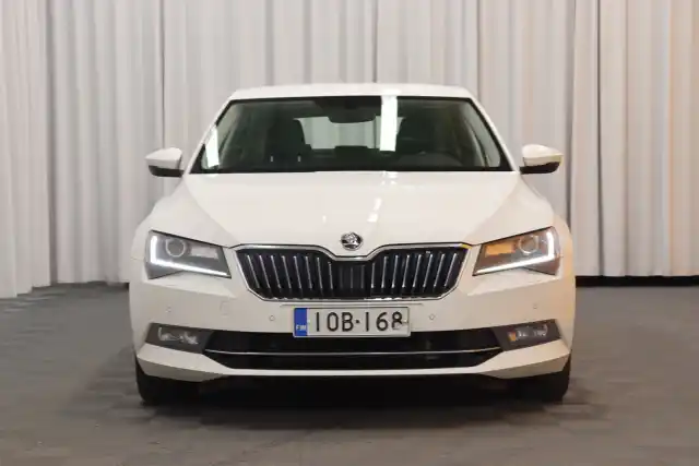 Valkoinen Sedan, Skoda Superb – IOB-168