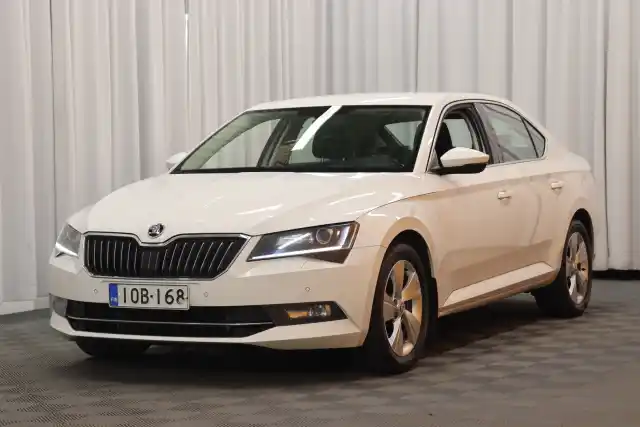 Valkoinen Sedan, Skoda Superb – IOB-168