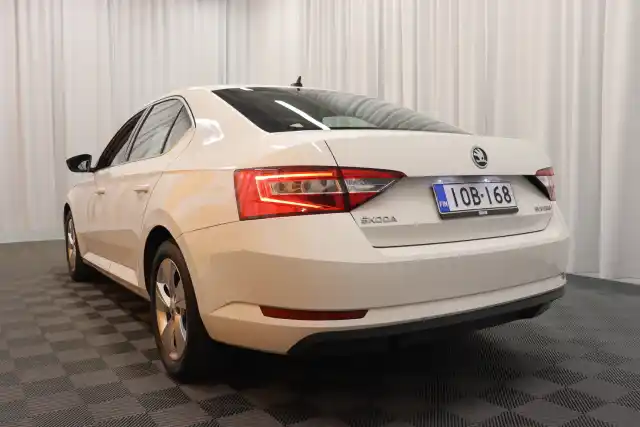 Valkoinen Sedan, Skoda Superb – IOB-168