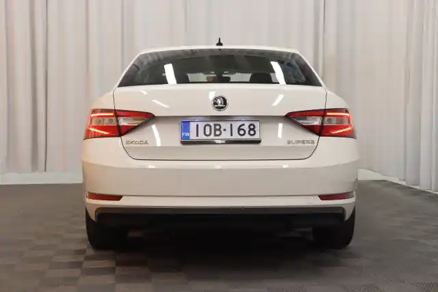 Valkoinen Sedan, Skoda Superb – IOB-168