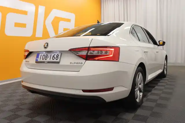 Valkoinen Sedan, Skoda Superb – IOB-168