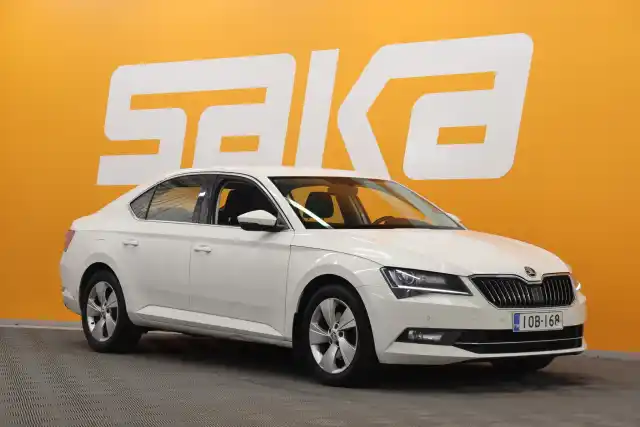 Valkoinen Sedan, Skoda Superb – IOB-168