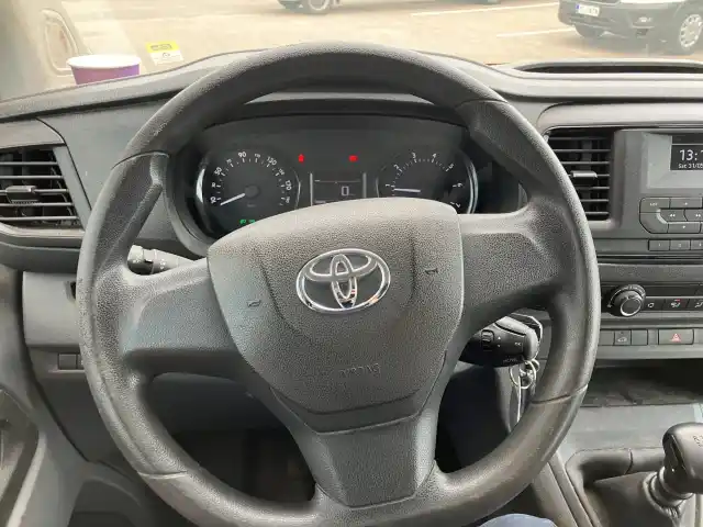 Valkoinen Pakettiauto, Toyota Proace – IOB-300